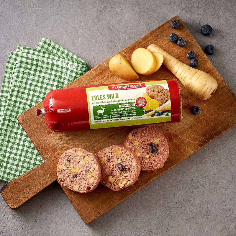 Wild Deer Meatlove 800g dog food with potatoes, parsnips, and blueberries.